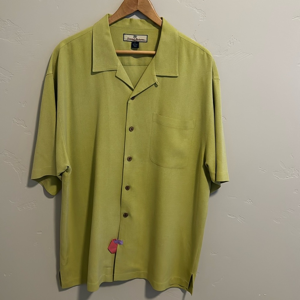 Tommy bahama men’s citron Green silk camp shirt in excellent condition size XL